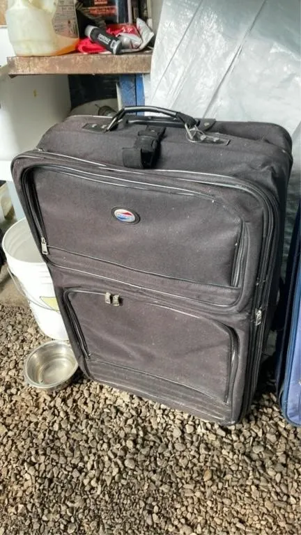 21x9.5x31in tall suitcase