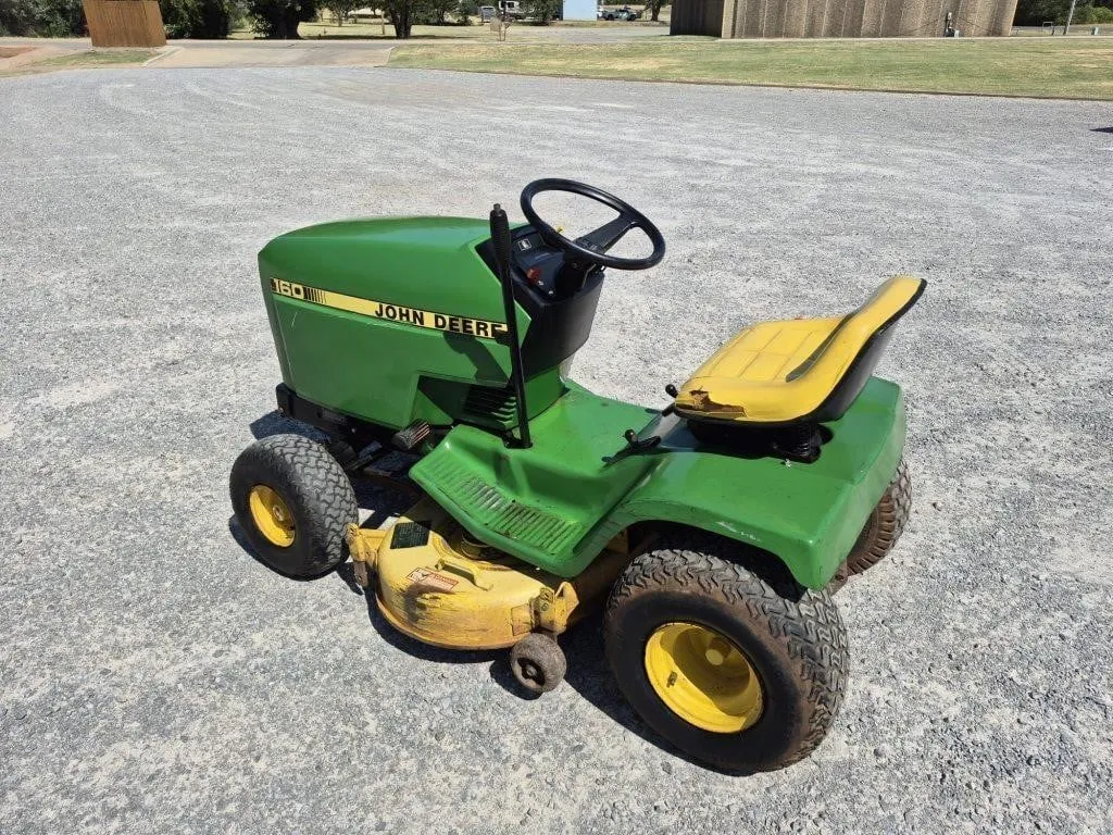John Deere 160 Lawn Tractor