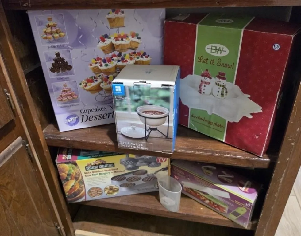 Wilton Cupcake Dessert Stand & More Kitchen Gadget