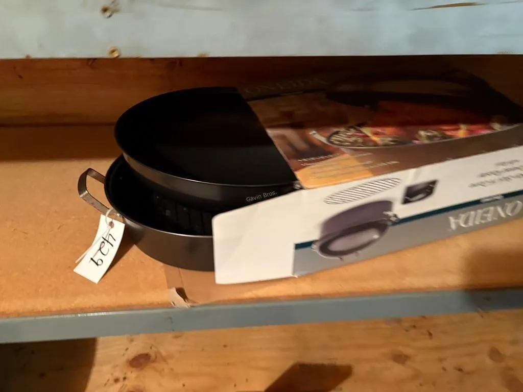NIB Oneida Covered Roaster