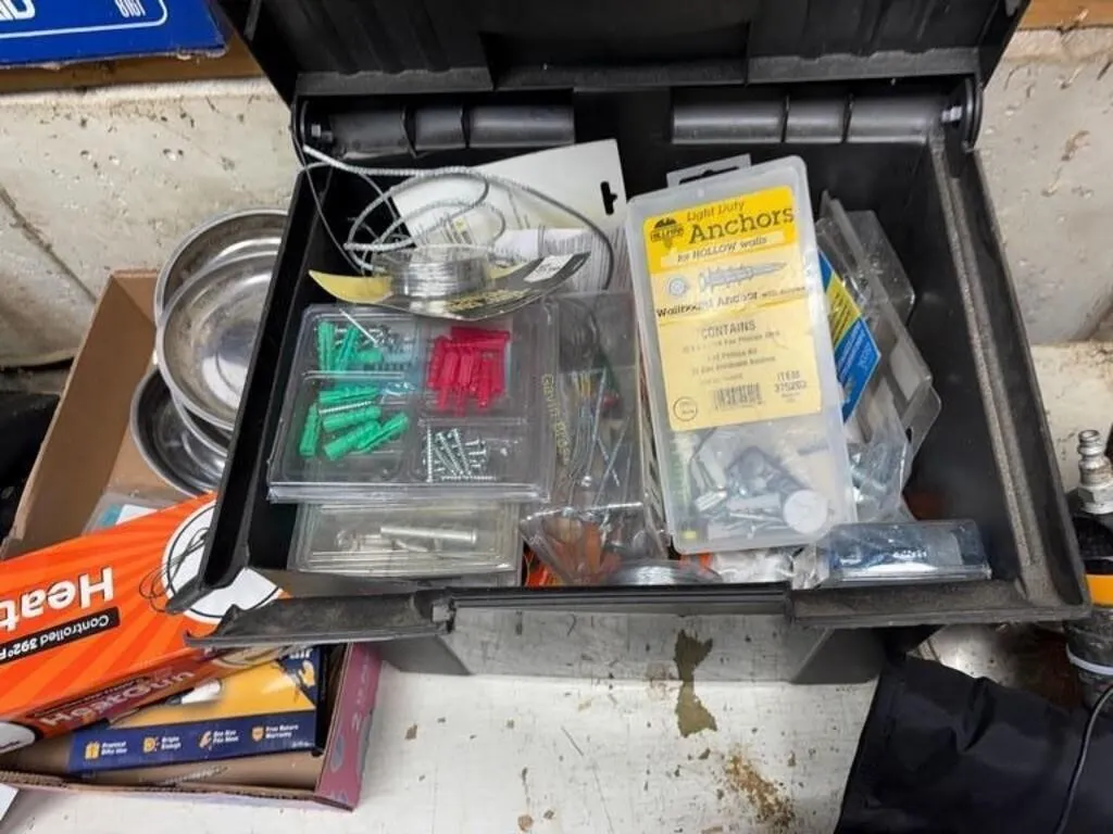 Tote w/hardware, wall anchors