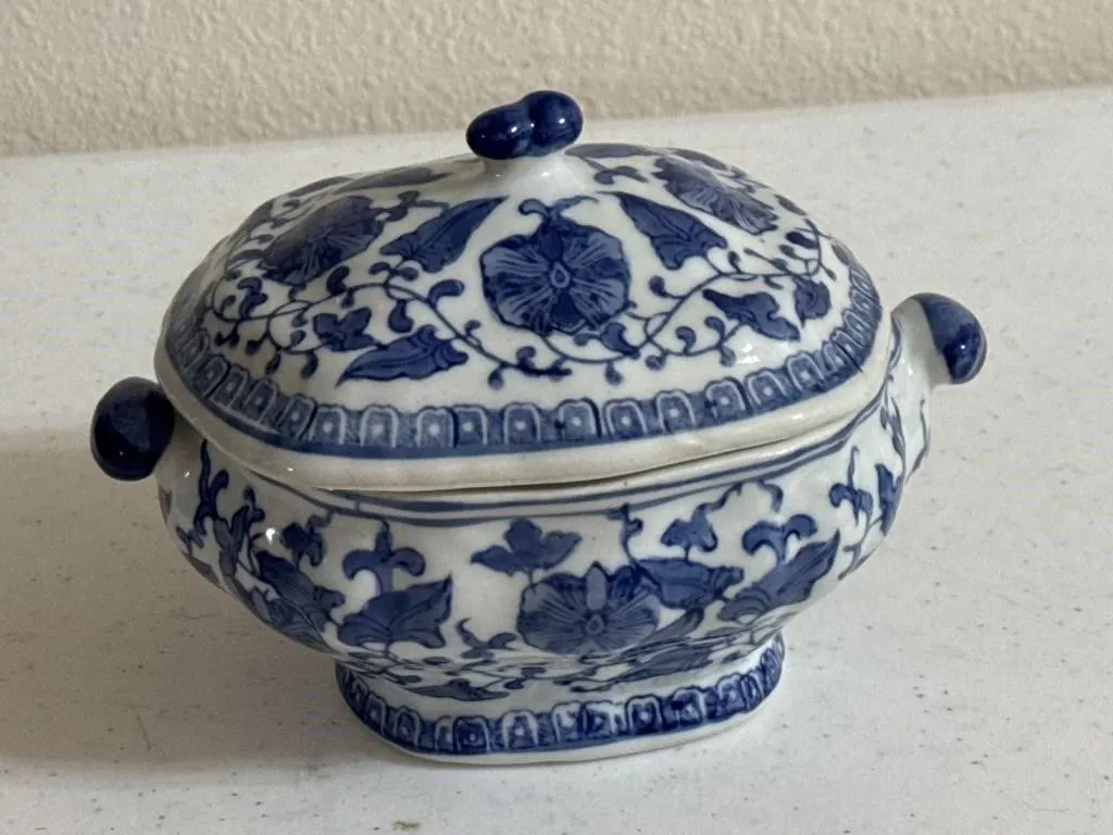 7" Vintage Blue and White Chinoiserie Covered