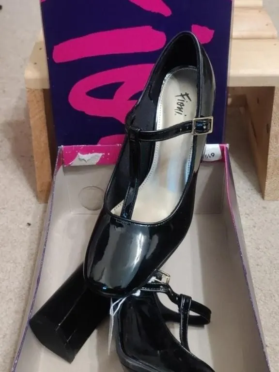 NEW Sz 6.5 Fioni� Black Patent Leather T-Strap