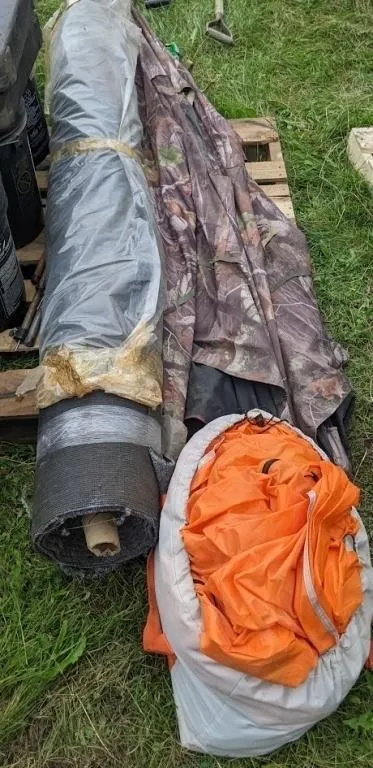 Pop up cammo blind, roll of carpet, 3 man tent