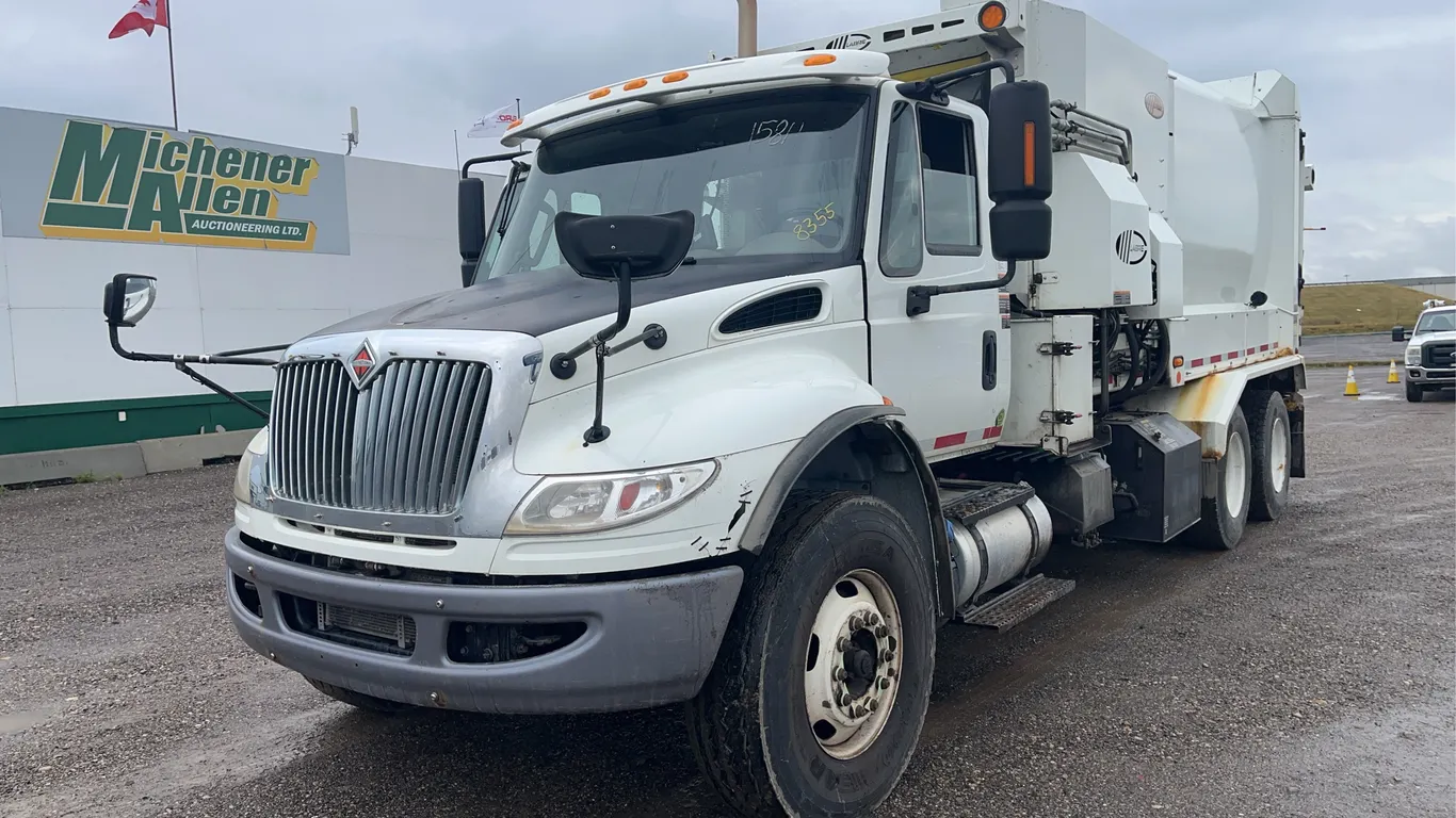 2018 International WorkStar 7400 T/A Refuse Truck