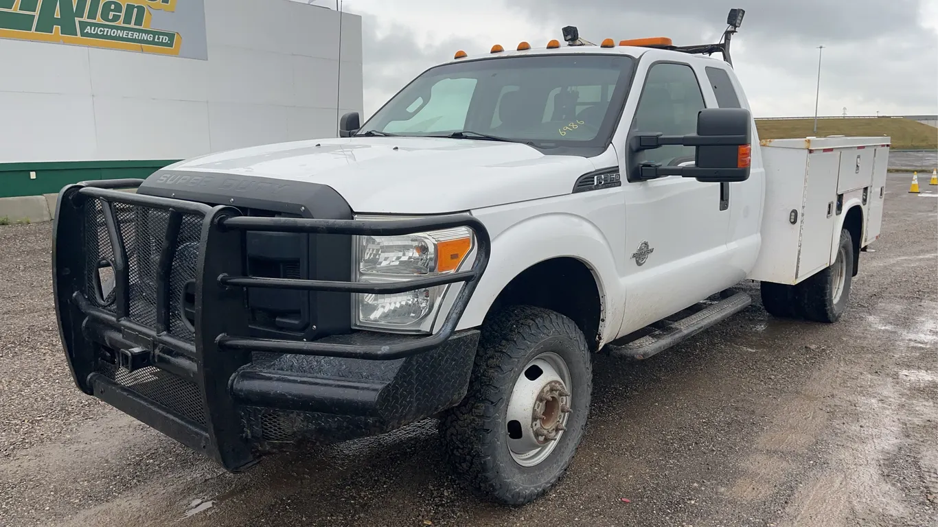 2014 Ford F-350 Super Duty 4X4 XL S/A Service Truck