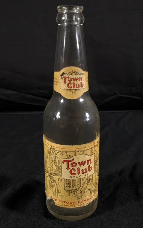 PROHIBITION ERA 12-OZ PAPER LABEL BEER BOTTLE TOWN CLUB SPECIAL FITGER CO DULUTH MINNESOTA