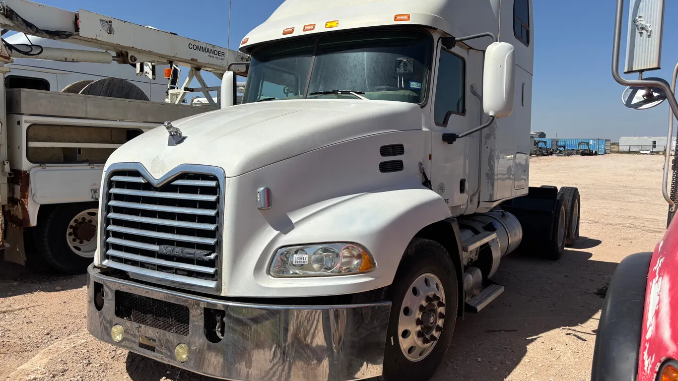 2011 MACK CXU613 TANDEM AXLE TRUCK TRACTOR VIN: 1M1AW07Y6BM014740