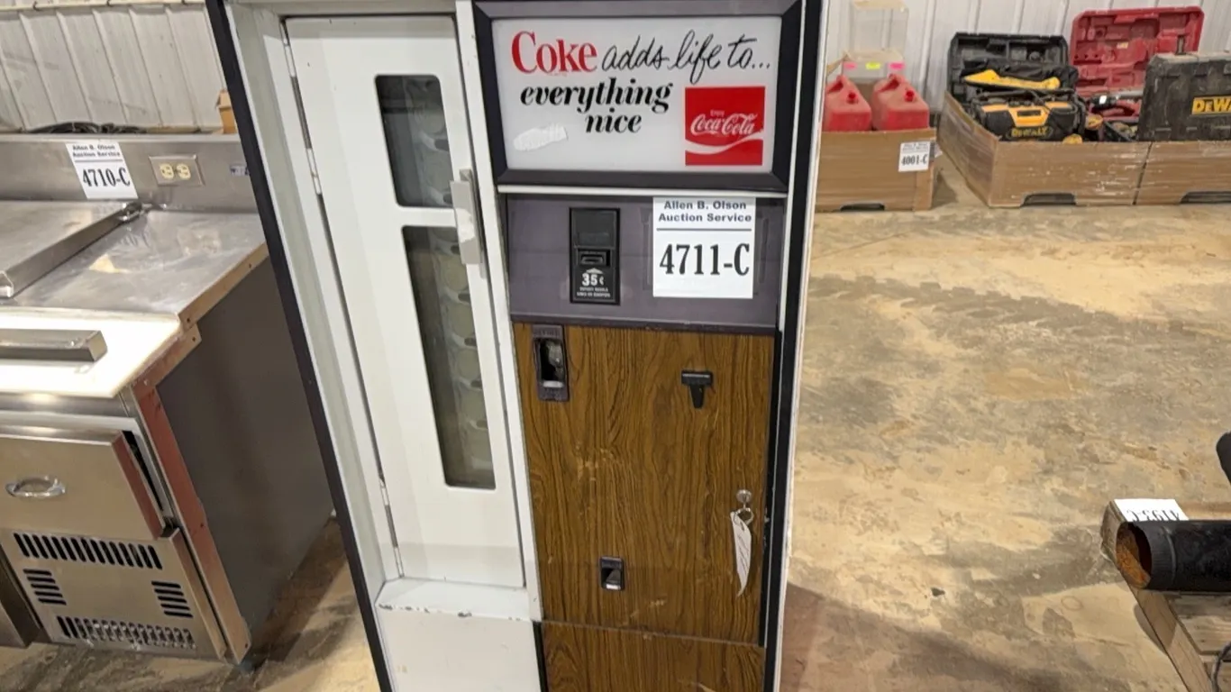 VINTAGE COCA COLA MODEL USS-8-64 POP VENDING MACHINE - LOCATED IN SHOP - s/n 178885 - KEY IN OFFICE