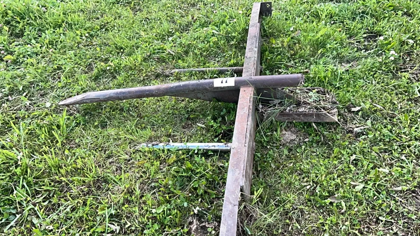 HOMEMADE BALE SPEAR MOUNTS - UNKNOWN