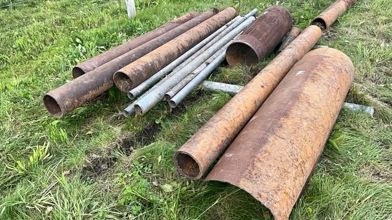 ASSORT PILE OF RANDOM PIPE