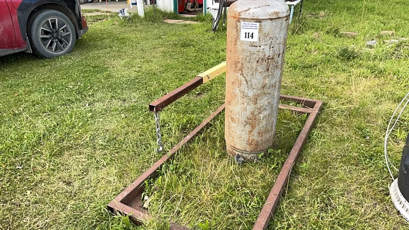 100 LB PROPANE BOTTLE & HYD LIFT CRANE MOUNTED TO A 33"Wx78"L METAL SKID