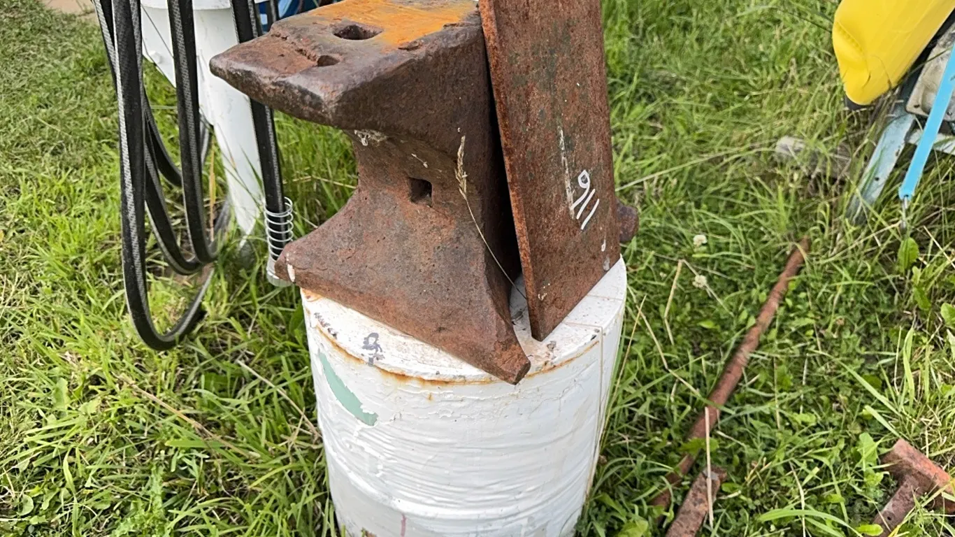 ANVIL ON CEMENT STAND - ANVIL IN POOR CONDITION