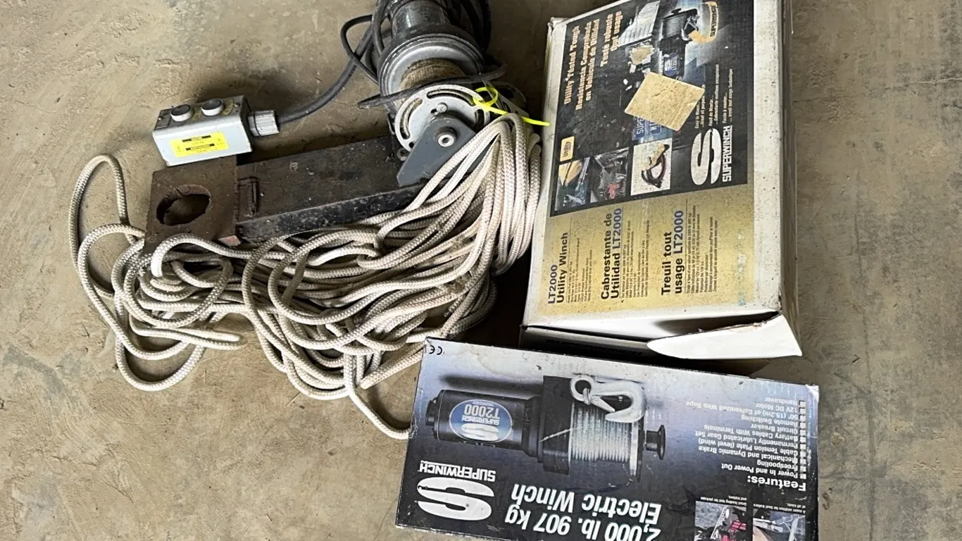 ELECTRIC 110V WINCH, WHITE NYLON BRAIDED ROPE & 2 - BOXES OF WINCH PARTS
