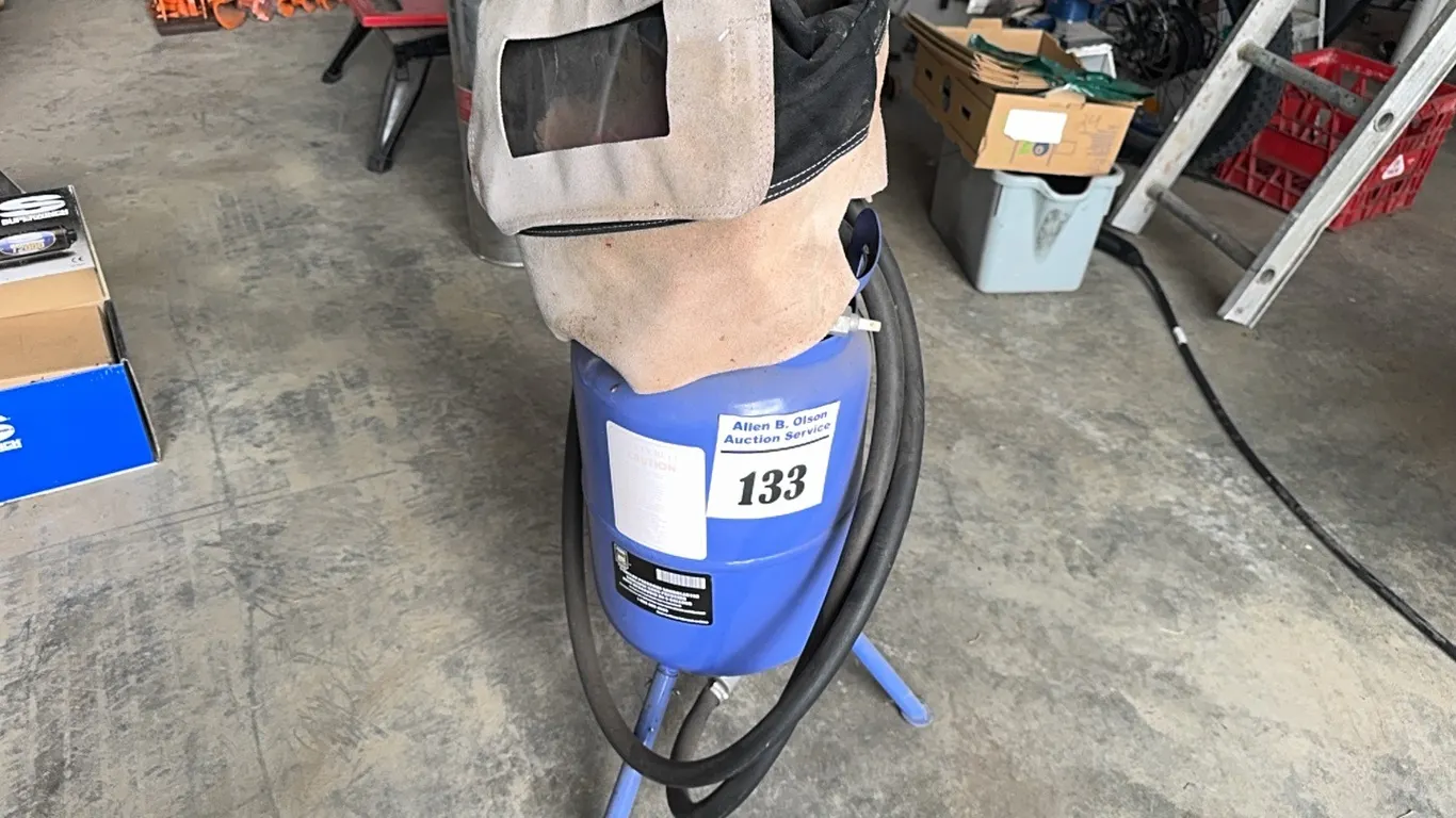 POWER FIST SAND BLASTING POT