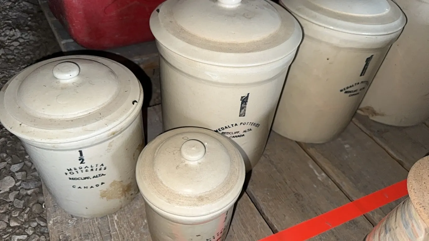 6 - MEDALTA 1/4 GAL, 1/2 GAL, 2 - 1 GAL, 2 GAL & 5 GAL