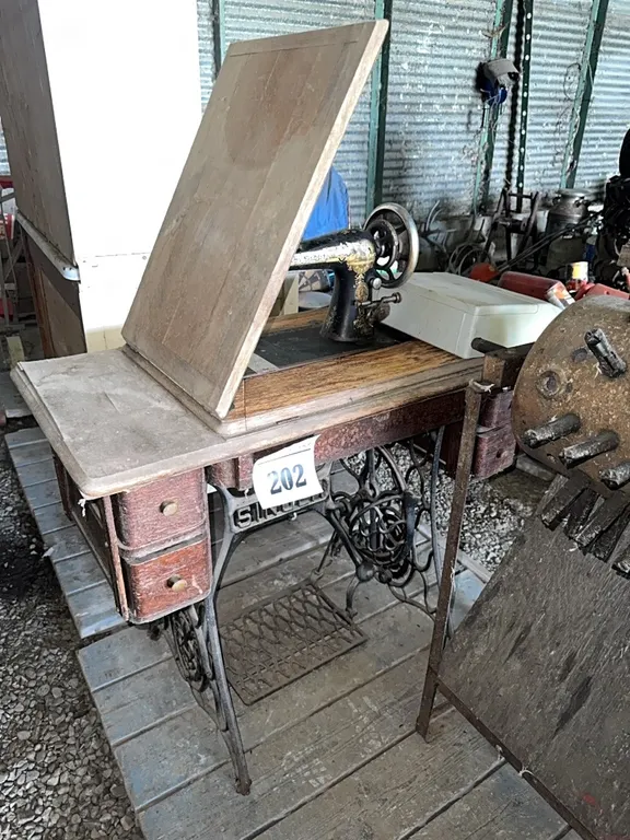 VINTAGE SINGER SEWING MACHINE