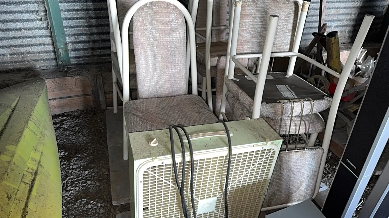 7 - KITCHEN CHAIRS & FLOOR FAN