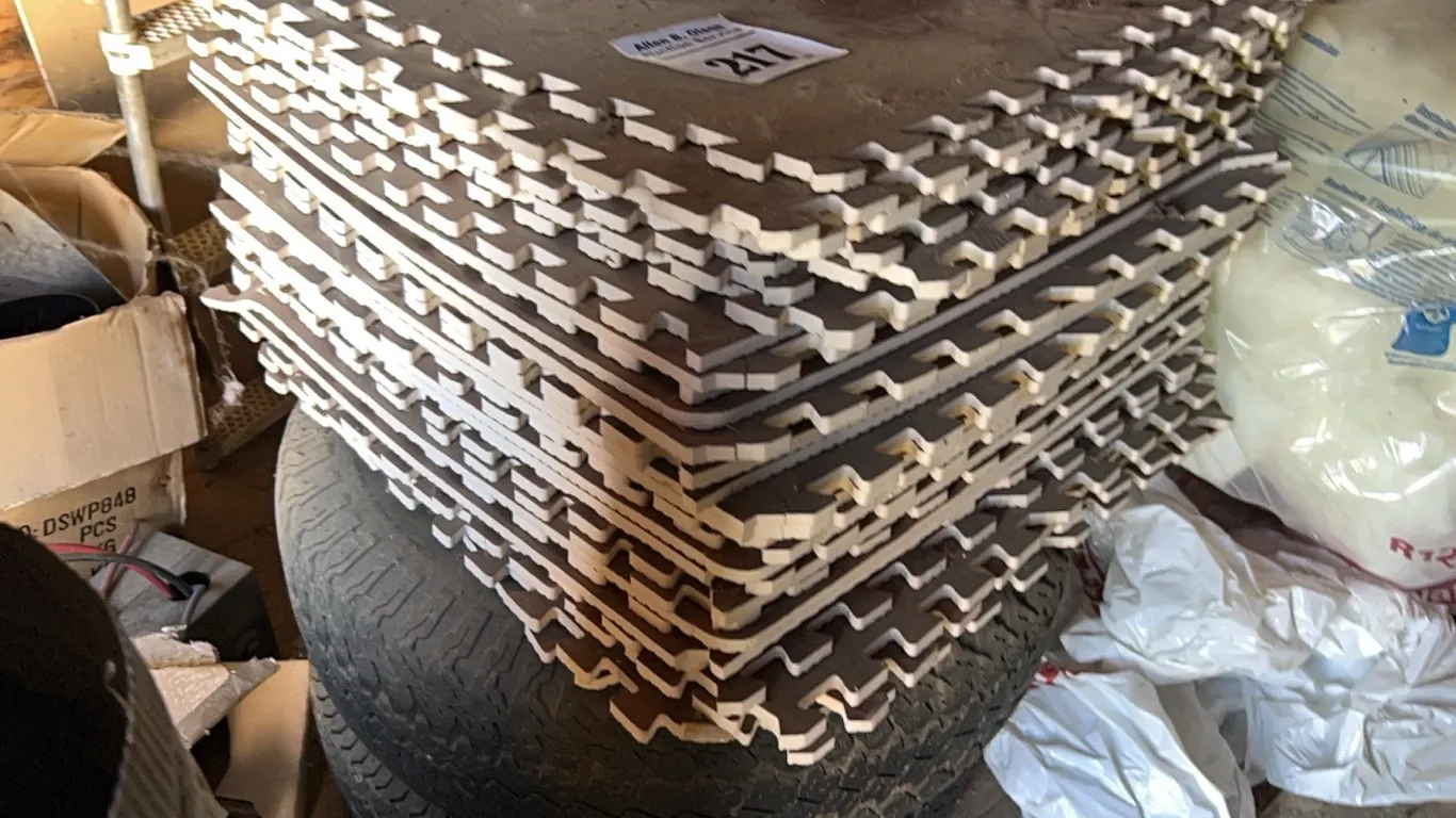 APPROX 36 - 2'X2' INTERLOCKING FATIGUE MATS