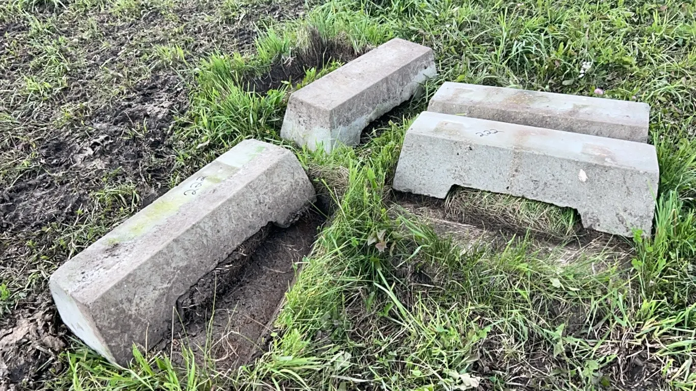 CONCRETE BLOCKING FOR A PROPANE TANK