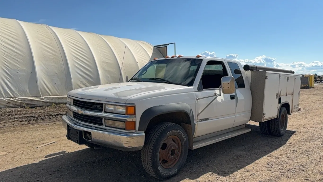 2000 CHEVROLET C/K 3500 DUAL EXTENDED CAB PICKUP 4WD TRUCK - VIN: 1GCHK39F7YF439632 - REGISTRATION IN OFFICE