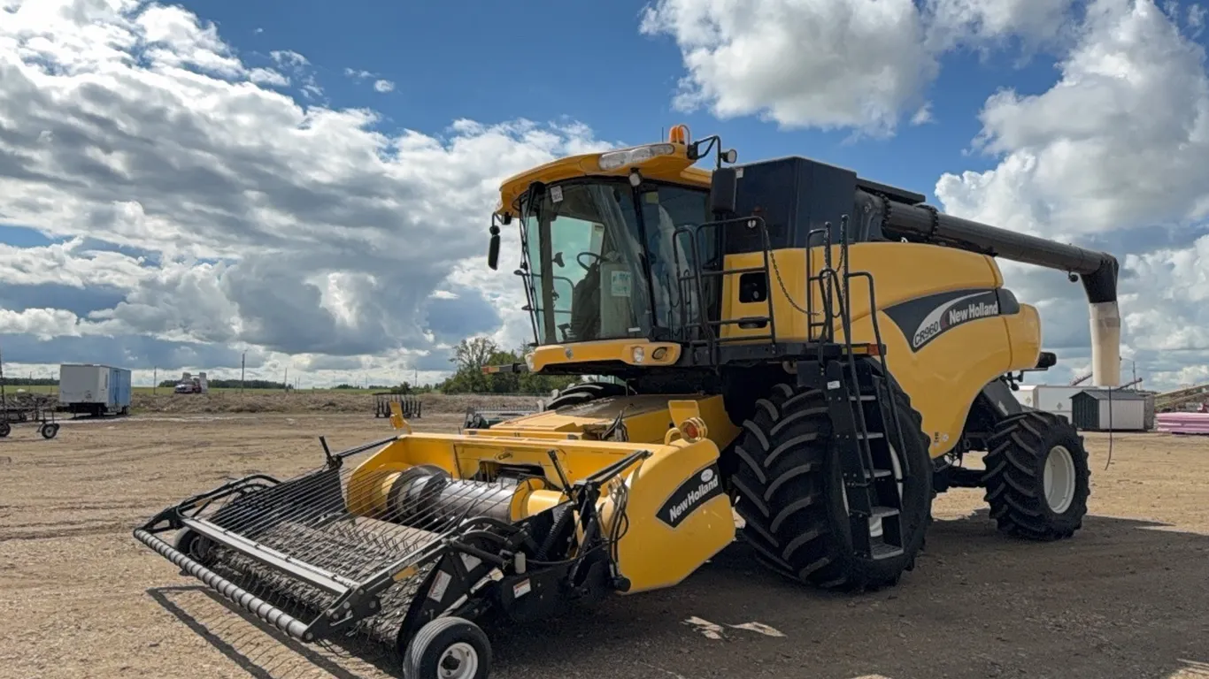 NH CR960 SP COMBINE - s/n HAJ102245 w/ NH 76C-15 BELT PICKUP s/n PMN002893