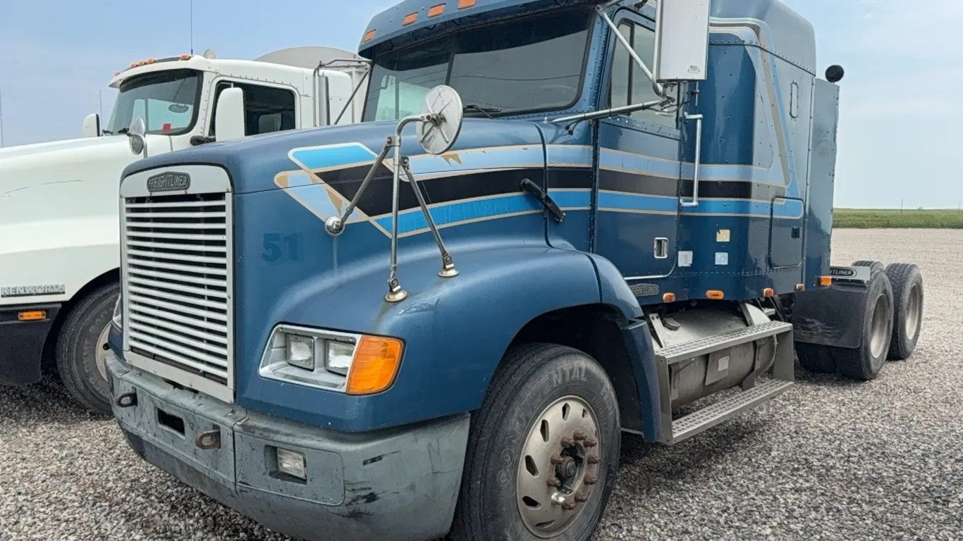 ID 4785 1996 Freightliner FLD112