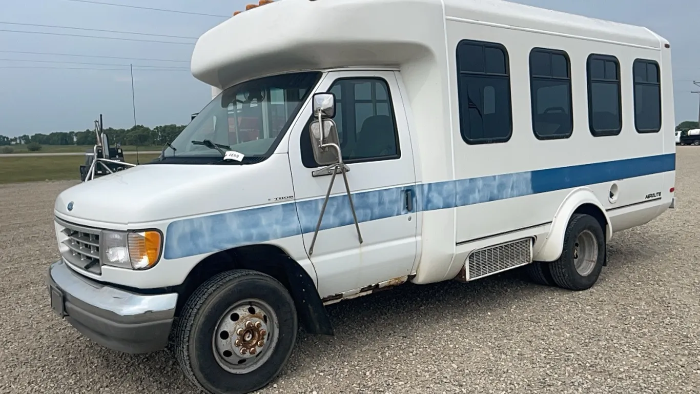 ID 4699 1996 Ford Econoline Passenger Bus
