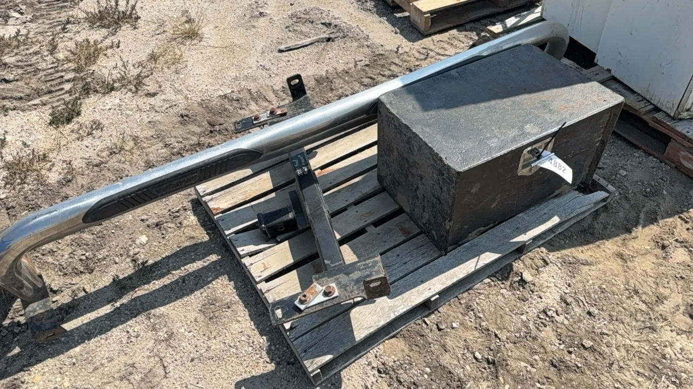 ID 4882 Toolbox/Front Ford Hitch/Running Boards