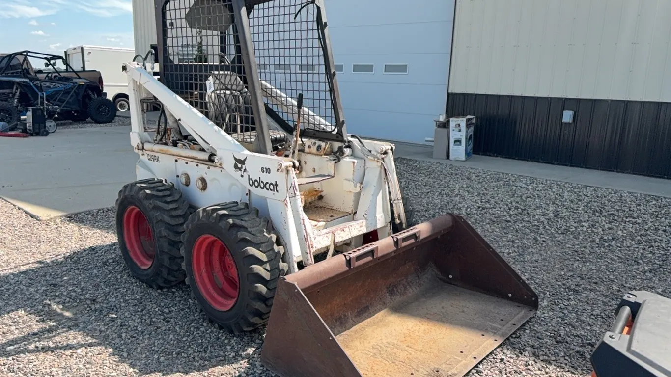 ID 4760 610 Bobcat Skid Steer w/Bucket