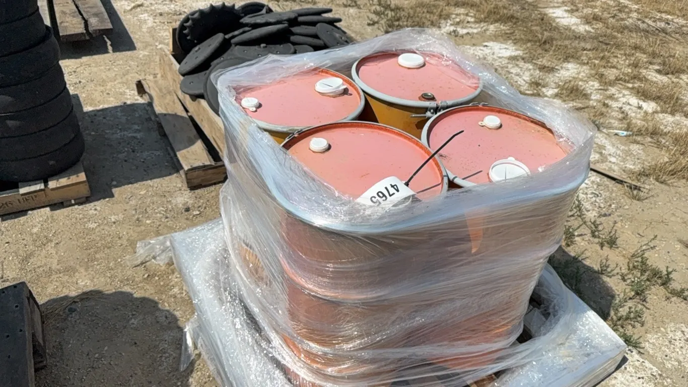 ID 4765 15gal Container of Grease (4)