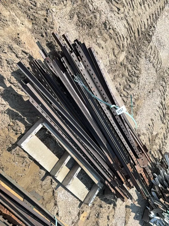 ID 4757 Pallet of T posts