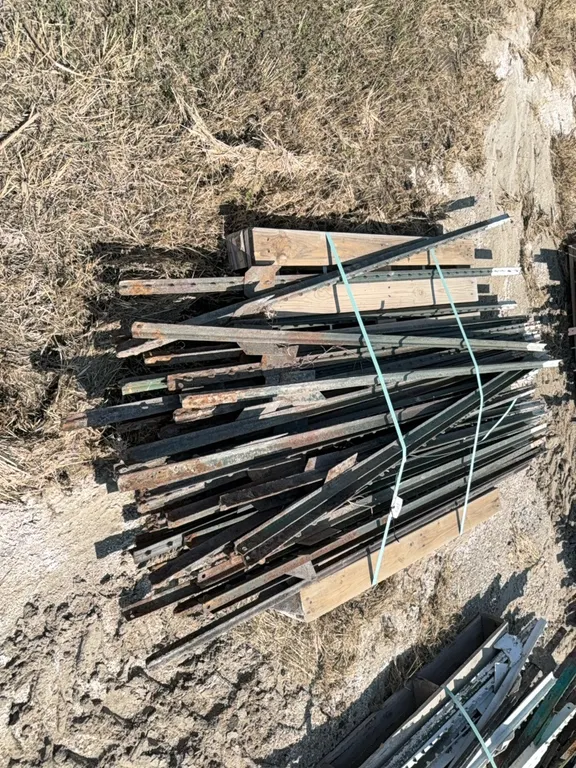 ID 4759 Pallet of T posts