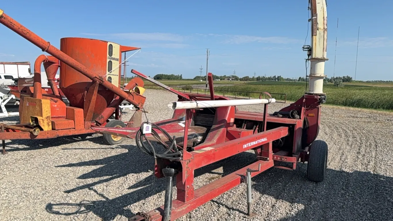 ID 4850 IH 720 Corn Chopper 30-36in Row