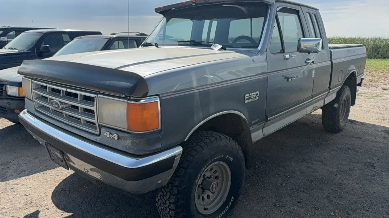 ID 4922 1988 Ford F150 XLT Lariat 4x4 Pickup