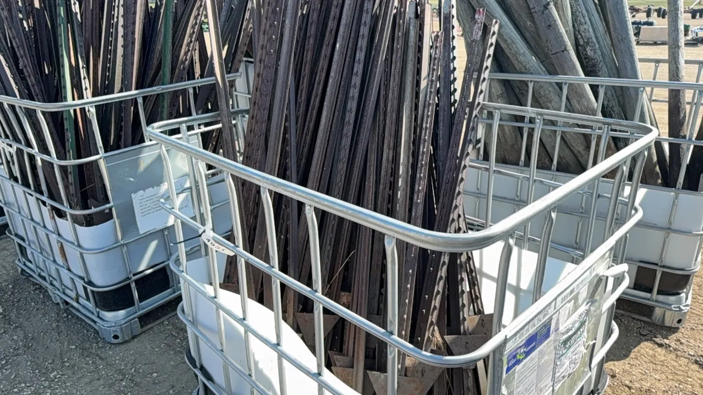 ID 4931 Pallet of Steel T Posts (50)