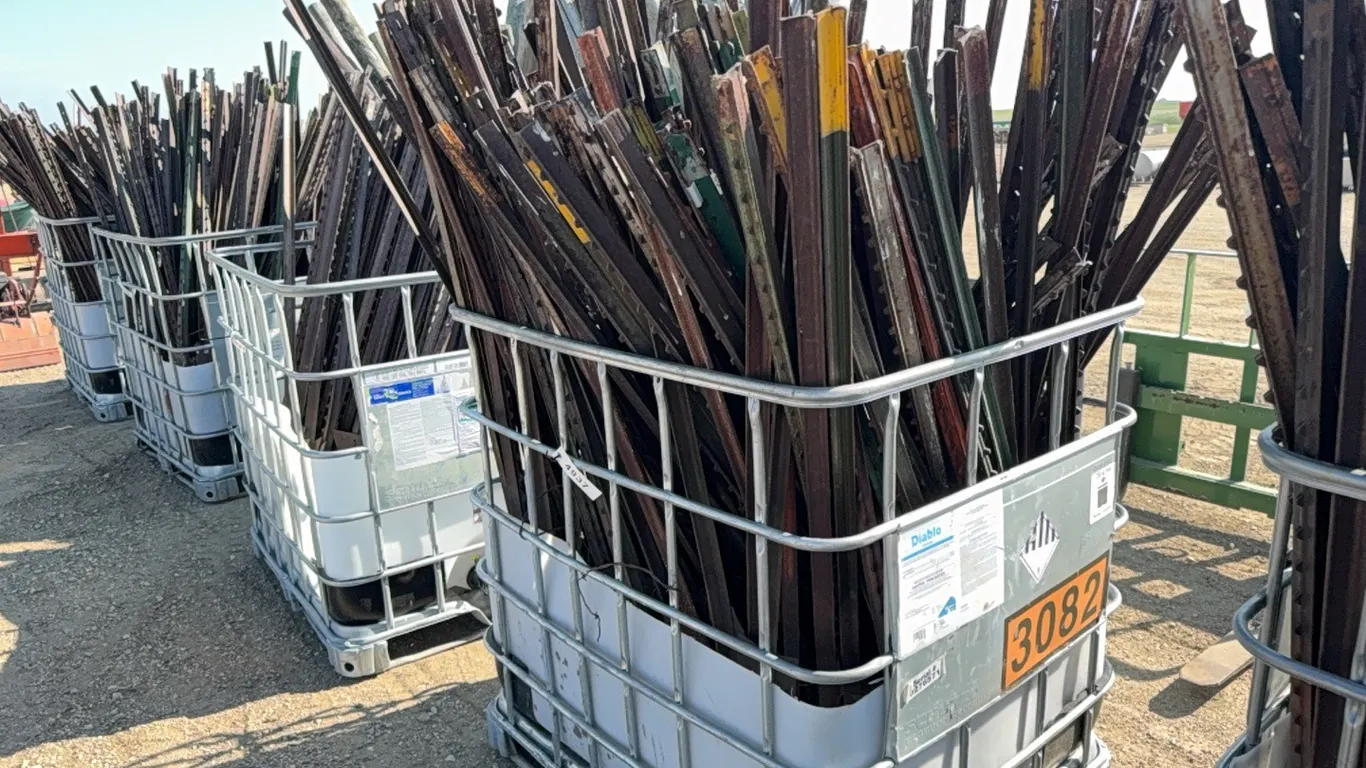 ID 4937 Pallet of Steel T posts (150)