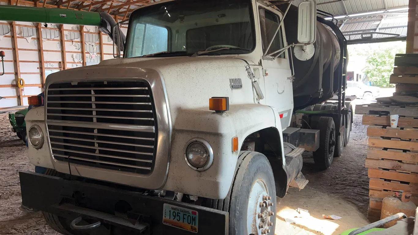 1984 Ford 9000 Grain Truck