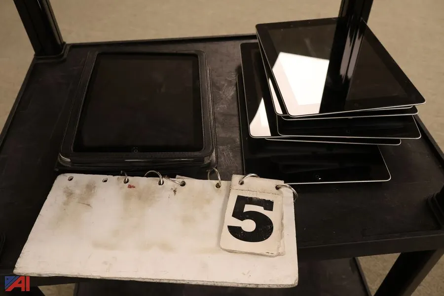 (8) Apple IPads