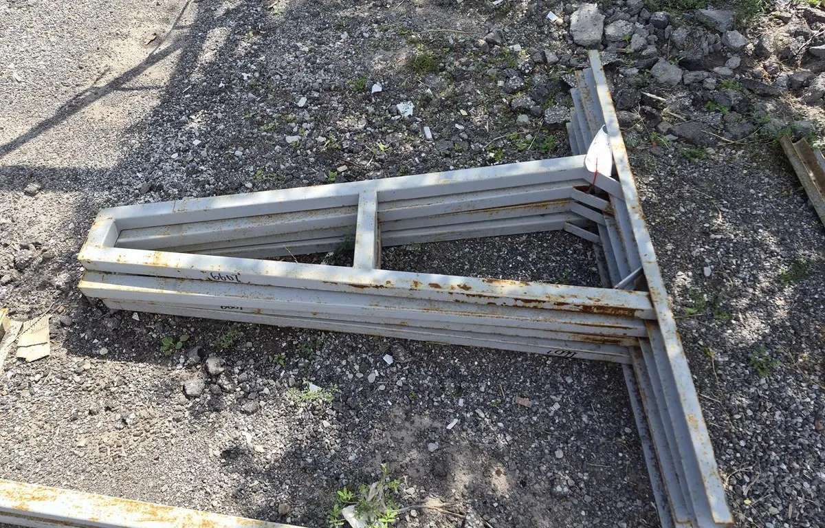 (4) Metal A-Frames
UNRESERVED