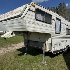 1984 Travelaire 18' 5th Wheel Holiday Trailer