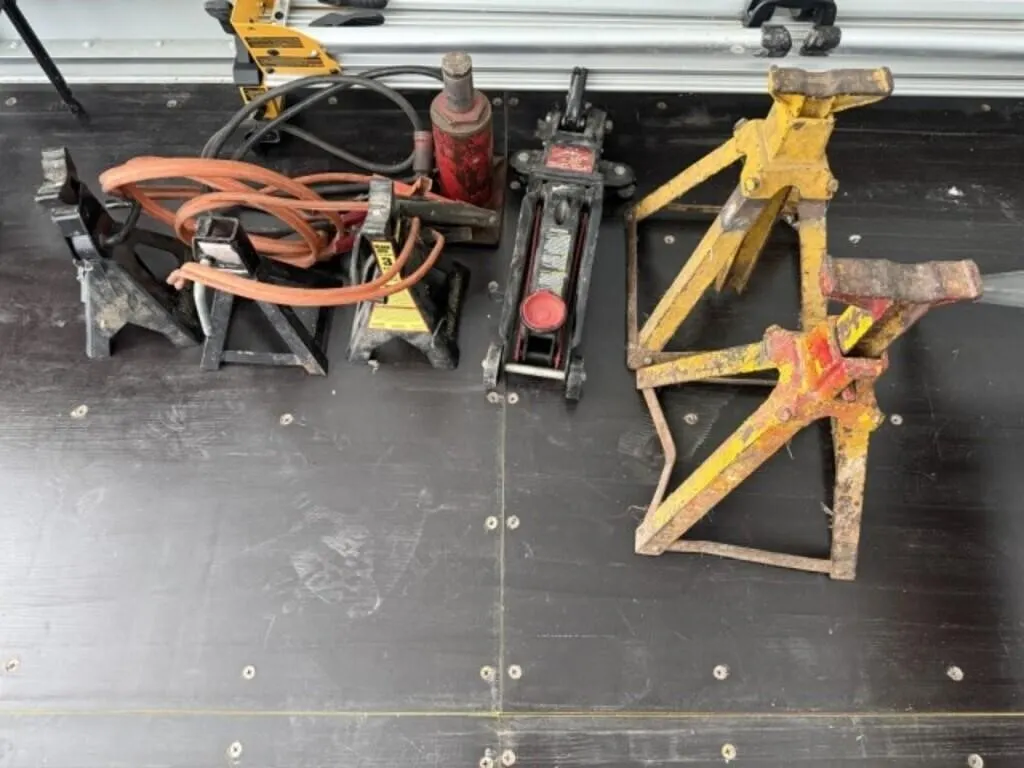 Pipe Stands, Floor Jack, Bottle Jack & Cables