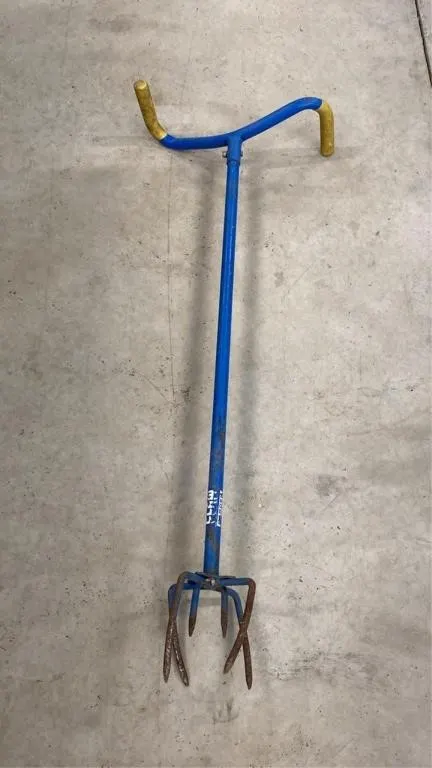 Garden claw manual cultivator