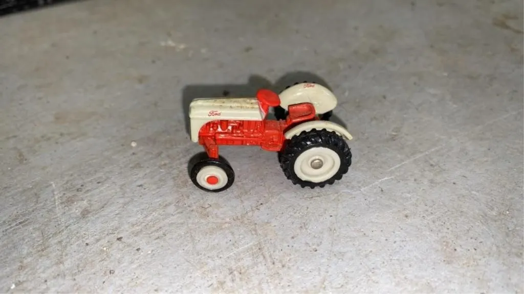 Ford die cast metal tractor 1:43 scale