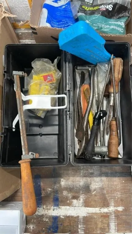 Assorted chainsaw tools