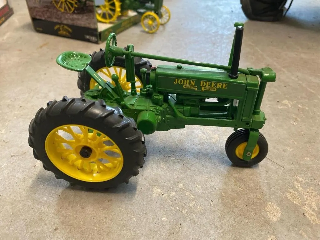 John Deere tractor die cast metal 1:16