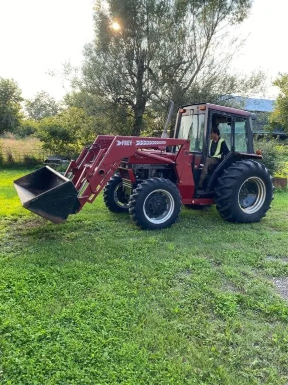 International 685 tractor with loader