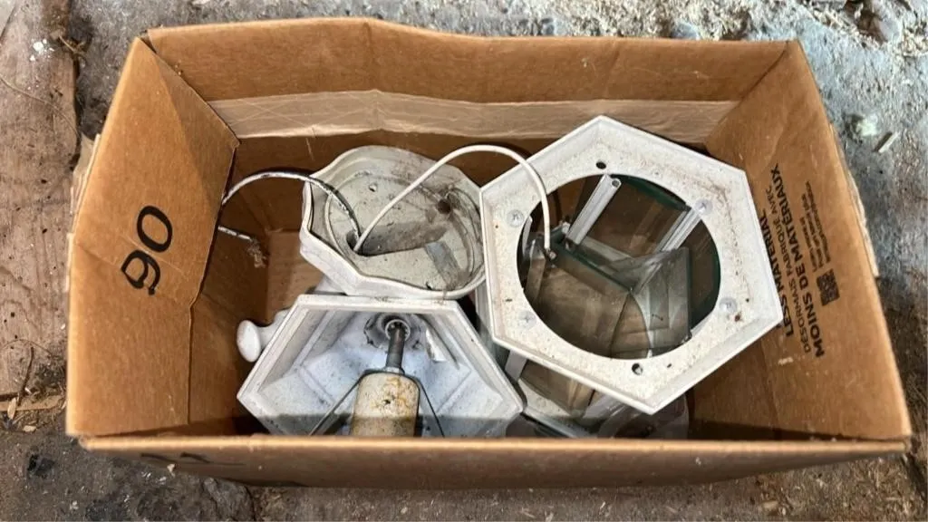 Outdoor lantern light - pcs may be missing