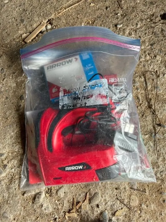 Electric stapler and staples