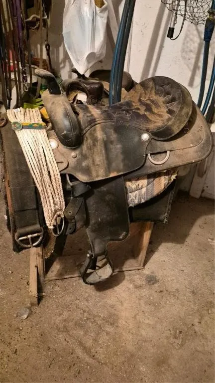 Synthetic Western Saddle & Blankets